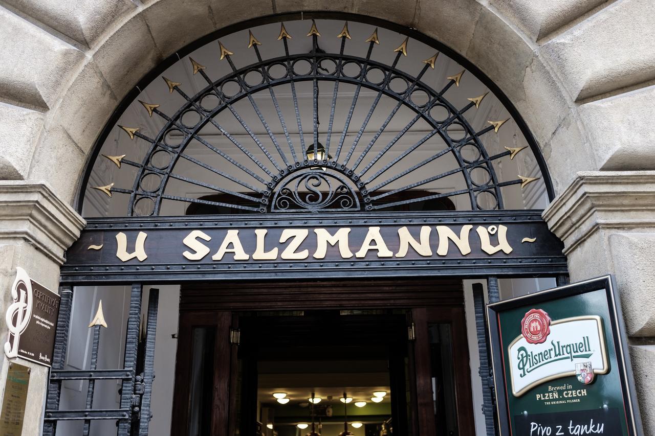 Hotel U Salzmannu Plzen Bagian luar foto